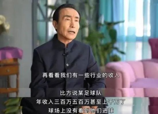 事实上，本赛季刚开始的时候，罗梅乌在德容的身边表现不错，但他逐渐地出现了出球和防守失误，球员信心也随之下降。